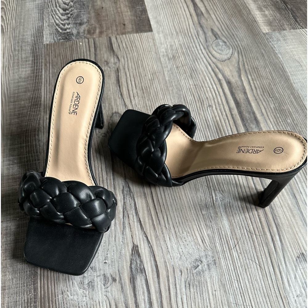 Black healed sandals. Size 6